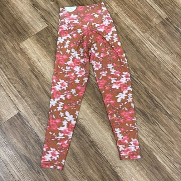NEW AERIE OFFLINE REAL ME FLORAL HIGH WAIST CROSSOVER 7/8 LEGGINGS, MEDIUM NWT - Picture 2 of 4